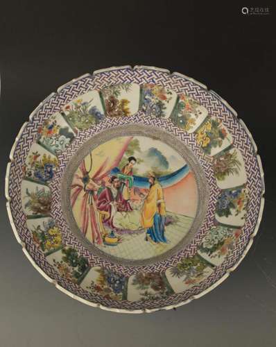 A FAMILLE ROSE PAINTED PORCELAIN PLATE