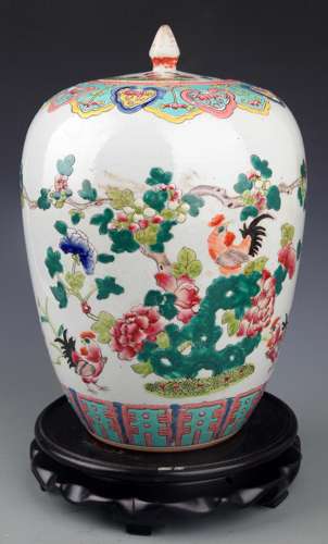 A FINELY PAINTED FAMILLE-ROSE PORCELAIN JAR WITH COVER