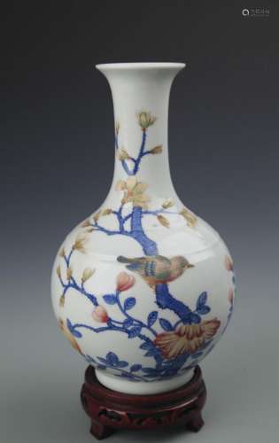 A FAMILLE ROSE FLOWER AND BIRD PATTERN DECORATIVE VASE