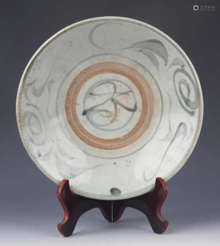 A LARGE AND FINE PAINTED PORCELAIN PLATE