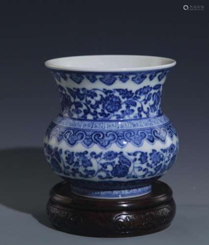 BLUE AND WHITE FLOWER PATTERN PORCELAIN SPITTOON
