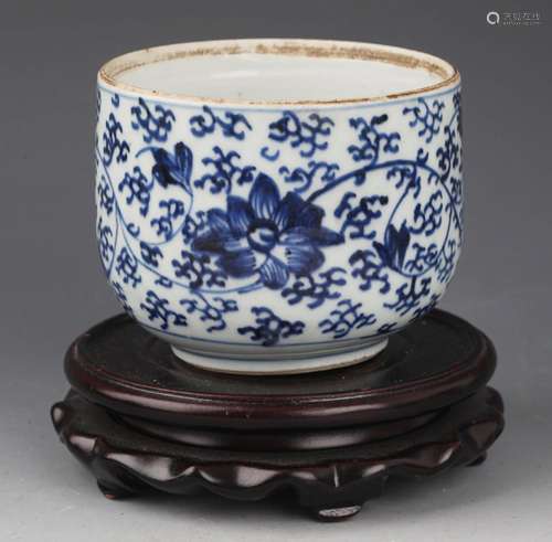 A FLOWER PAINTED BLUE AND WHITE R PORCELAIN CUP