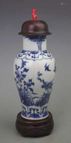 A REAR BLUE AND WHITE FLOWER PATTERN VASE WITH REDWOOD LID AND CORAL TOP