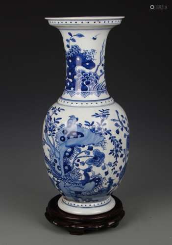 A FINE BLUE AND WHITE PEONY FLOWER PATTERN VASE