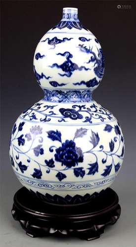 A FINE LARGE BLUE AND WHITE PORCELAIN GOURD BOTTLE