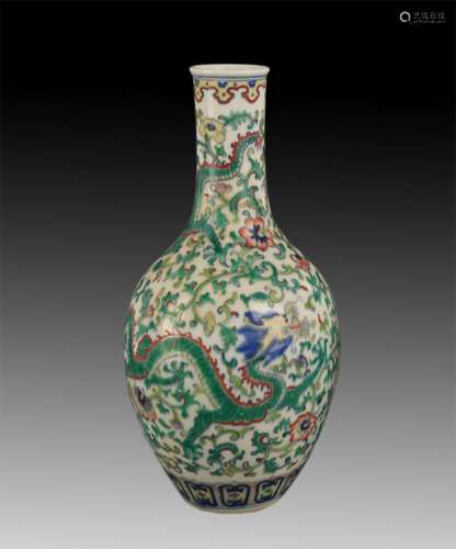 A FINE DOUCAI COLOR DRAGON LONG NECK BOTTLE