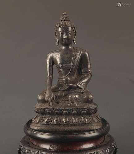 A FINE BRONZE TIBETAN BHAISAJYAGURU BUDDHA