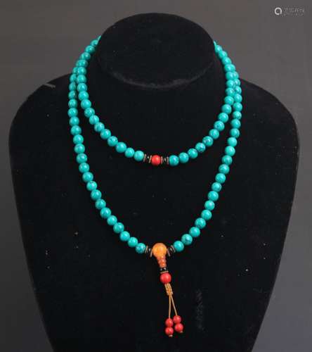 A FINE TURQUOISE STONE NECKLACE