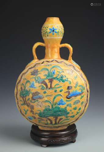 A RARE YELLOW GROUND SAN CAI COLOR PORCELAIN BOTTLE