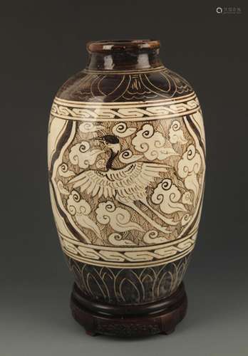 A CI ZHOU KILN CLOUD WITH CRANE PATTERN VASE