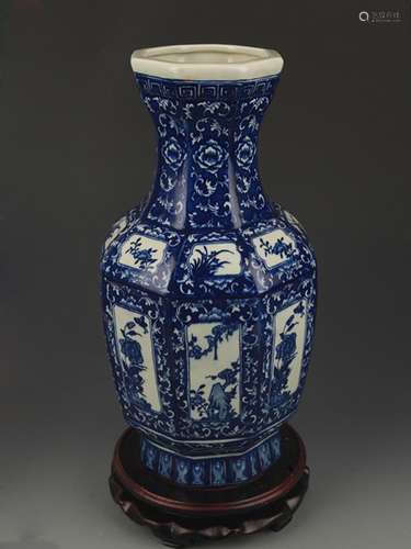 A BLUE AND WHITE FLOWER PAINTED EIGHT SIDED VASE