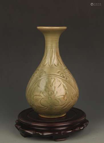 A YUE YAO FLOWER CARVING YU HU CHUN BOTTLE