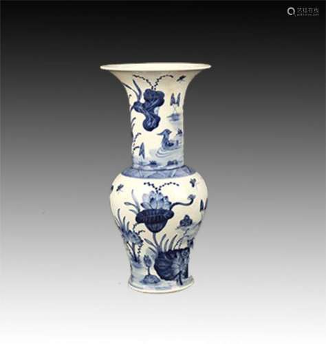 A BLUE AND WHITE LOTUS PAINTED PORCELAIN VASE