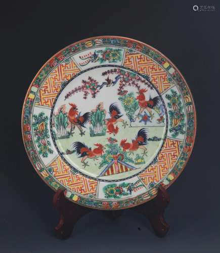 A FINE FAMILLE ROSE COLOR CHICKEN PAINTED PORCELAIN PLATE