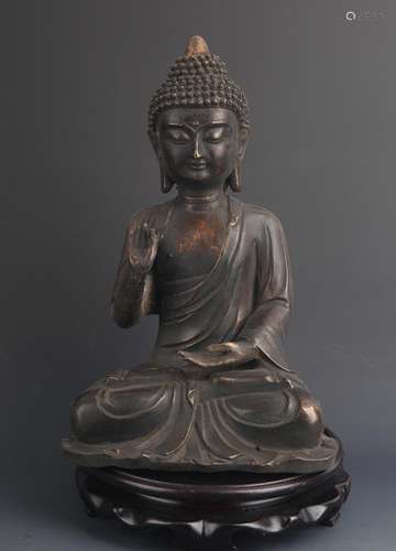 A FINE BRONZE AKSHOBHYA BUDDHA FIGURE