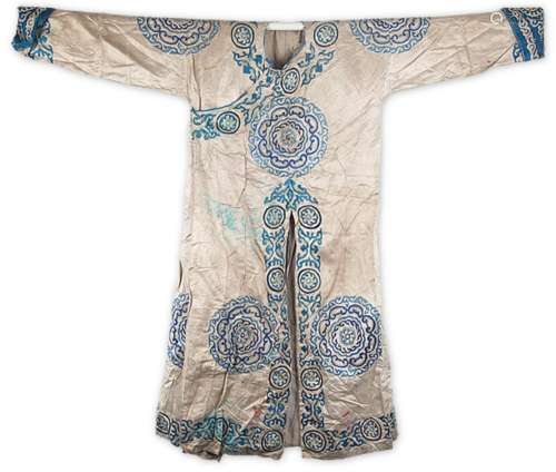 A FINE WHITE COLOR HAND MADE CHINESE ROBE