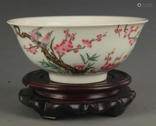 A FINELY PAINTED FAMILLE ROSE PORCELAIN BOWL
