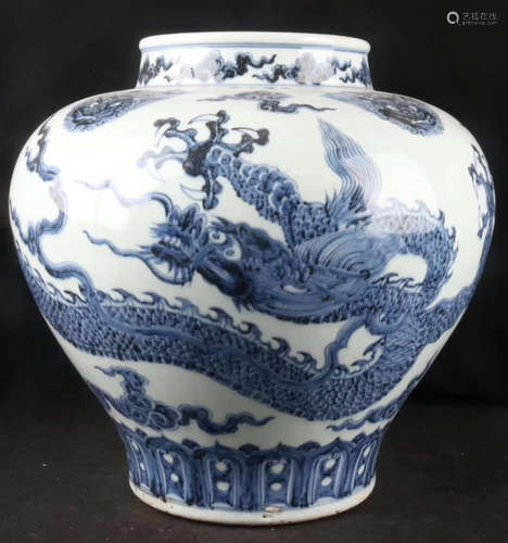 A BLUE & WHITE DRAGON PATTENR EARTHEN JAR