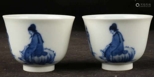 A PAIR OF BLUE & WHITE FIGURE PATTERN CUPS