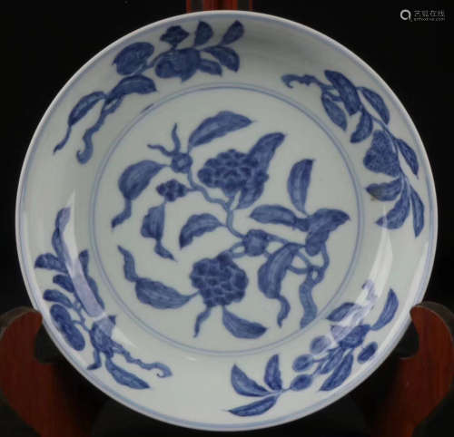 A BLUE & WHITE FLORAL AND FRUIT PATTERN PLATE