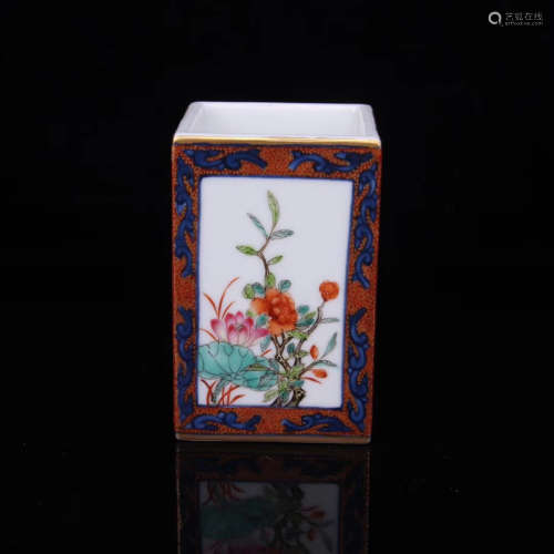 A FOUR-SEASON FLOWER PATTERN FAMILLE ROSE BRUSH POT