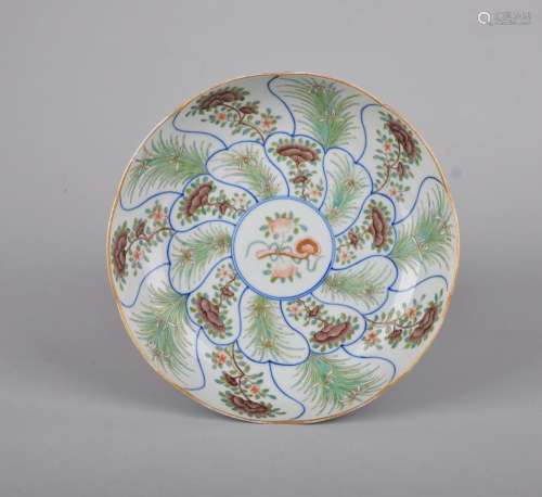 A BLUE AND WHITE AND FAMILLE ROSE PLATE, QIANLONG MARK, QING DYNASTY
