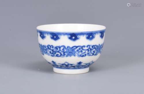 A BLUE AND WHITE CUP, QIANLONG MARK