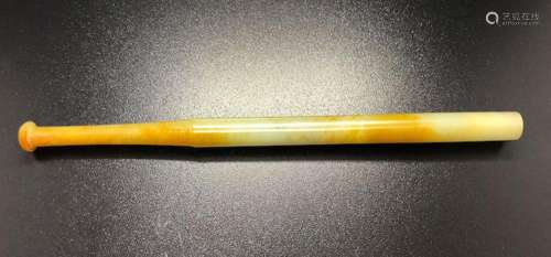 A WHITE AND RUSSET JADE CIGARETTE HOLDER