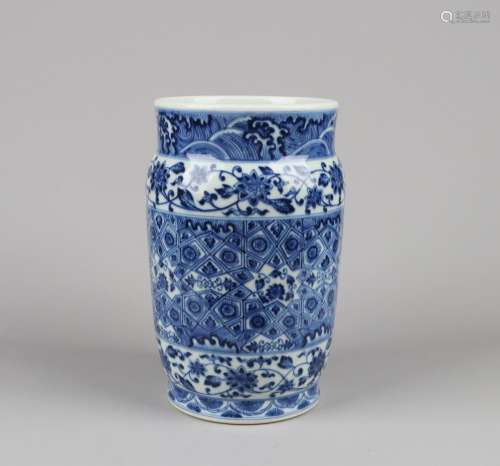 A BLUE AND WHITE TEA JAR, 18TH CENTURY