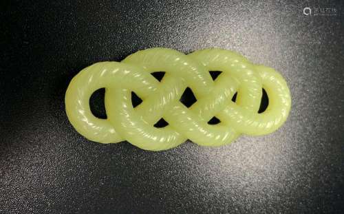 A YELLOW JADE OF KNOTS PENDANT