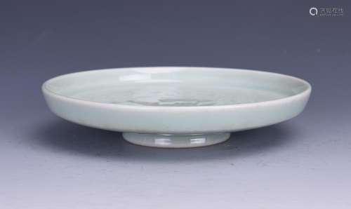 A CELADON-GLAZED AND INCISED 'LONGEVITY' DISH, QIANLONG MARK, QING DYNASTY