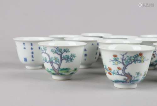 A SET OF TWELVE BLUE AND WHITE AND FAMILLE VERT CUPS, KANGXI MARK, QING DYNASTY