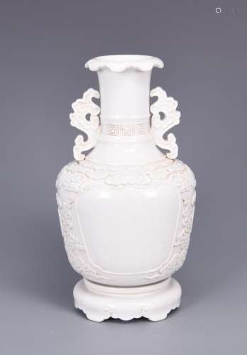 A WHITE-GLAZED AND INCISED BOTTLE VASE, EARLY QING DYNASTY