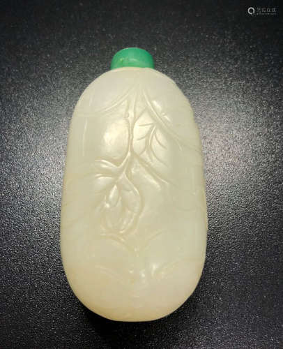 A WHITE JADE 'MELON AND BUTTERFLY' CARVING SNUFF BOTTLE