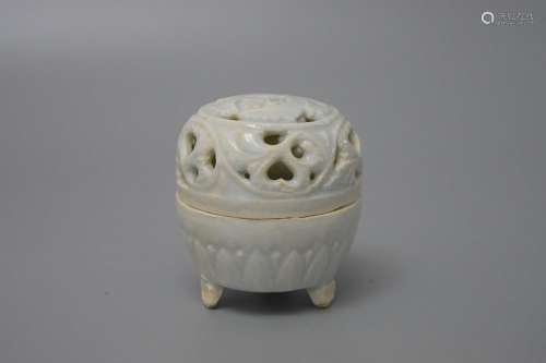 A QINGBAI BOX AND COVER, SONG DYNASTY