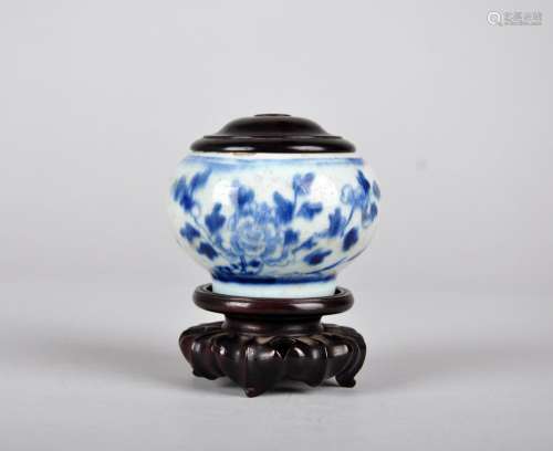 A SMALL BLUE AND WHITE JAR AND WOOD COVER, 19TH CENTURY
