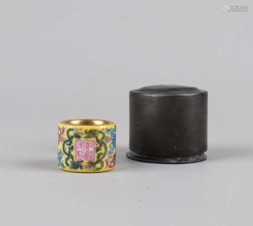 A YELLOW-GROUND FAMILLE ROSE 'DRAGON' THUMB RING, QIANLONG MARK, QING DYNASTY