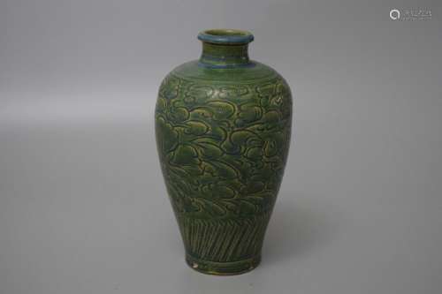 A CARVED GREEN-GLAZED GE-TYPE MEIPING VASE, SONG DYNASTY