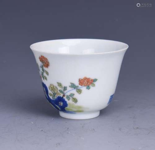 A FAMILLE VERT 'PEONY' CUP, KANGXI MARK, QING DYNASTY