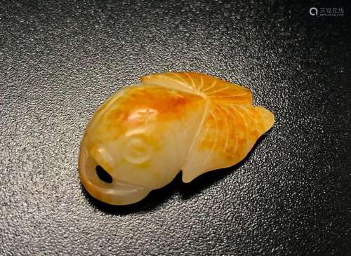 A WHITE AND RUSSET JADE 'GOLDFISH' PENDANT