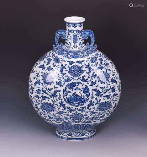 A EXCEPTIONAL BLUE AND WHITE MOON FLASK VASE, QIANLONG MARK, QING DYNASTY