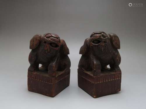 A PAIR OF WOOD FIGURES OF LION, QING DYNASTY