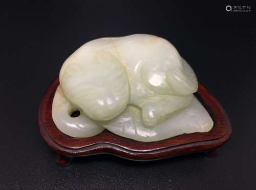 A CELADON JADE 'CAT AND LEAF' CARVING