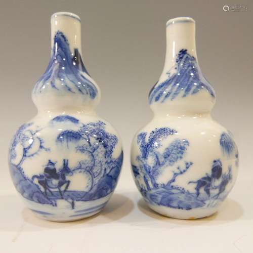 PAIR ANTIQUE CHINESE BLUE WHITE MINIATURE VASE - 19TH CENTURY