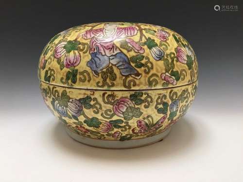 CHINESE FAMILL ROSE PORCELAIN BUTTERFLIES AND GOURD VINE BOX AND COVER REPUBLIC PERIOD