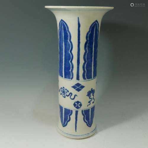 BLUE & WHITE GU-FORM BEAKER VASE. DOUBLE RING MARK