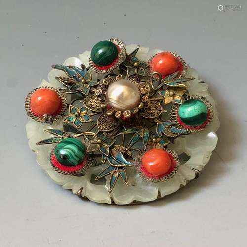 A BEAUTIFUL ANTIQUE CHINESE JADE SET WITH CORAL AND PEARL PENDANT AND PIN