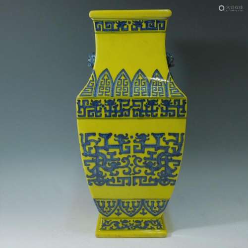 LARGE SQUARE VASE W/ BLUE & WHITE PAININGS ON YELLS GROUND. QIANLONG MARK.