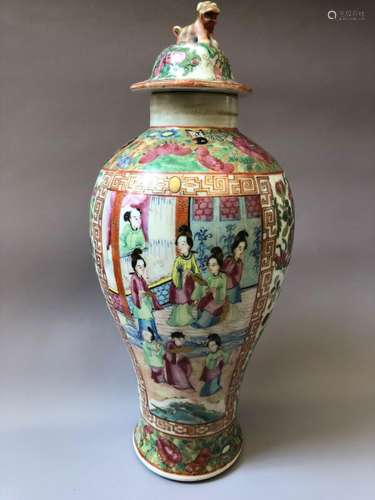 A CHINESE ANTIQUE FAMILLE ROSE PORCELAIN VASE