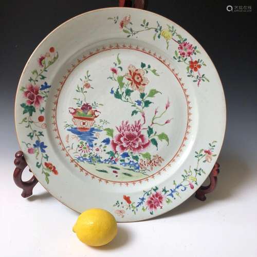 A BEAUTIFUL LARGE CHINESE ANTIQUE FAMILLE ROSE PORCELAIN CHARGER, 18C